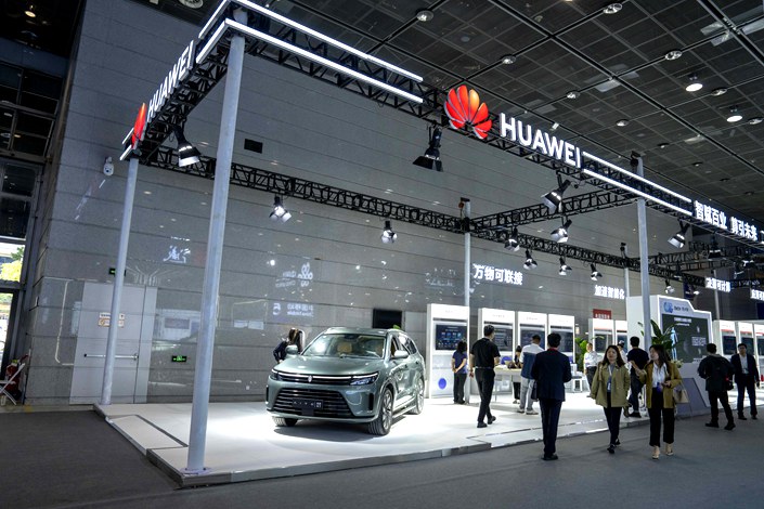 Conference attendees visit the Huawei booth on Oct. 21 at the World Internet of Things Exposition in Wuxi, East China’s Jiangsu province. Photo: VCG