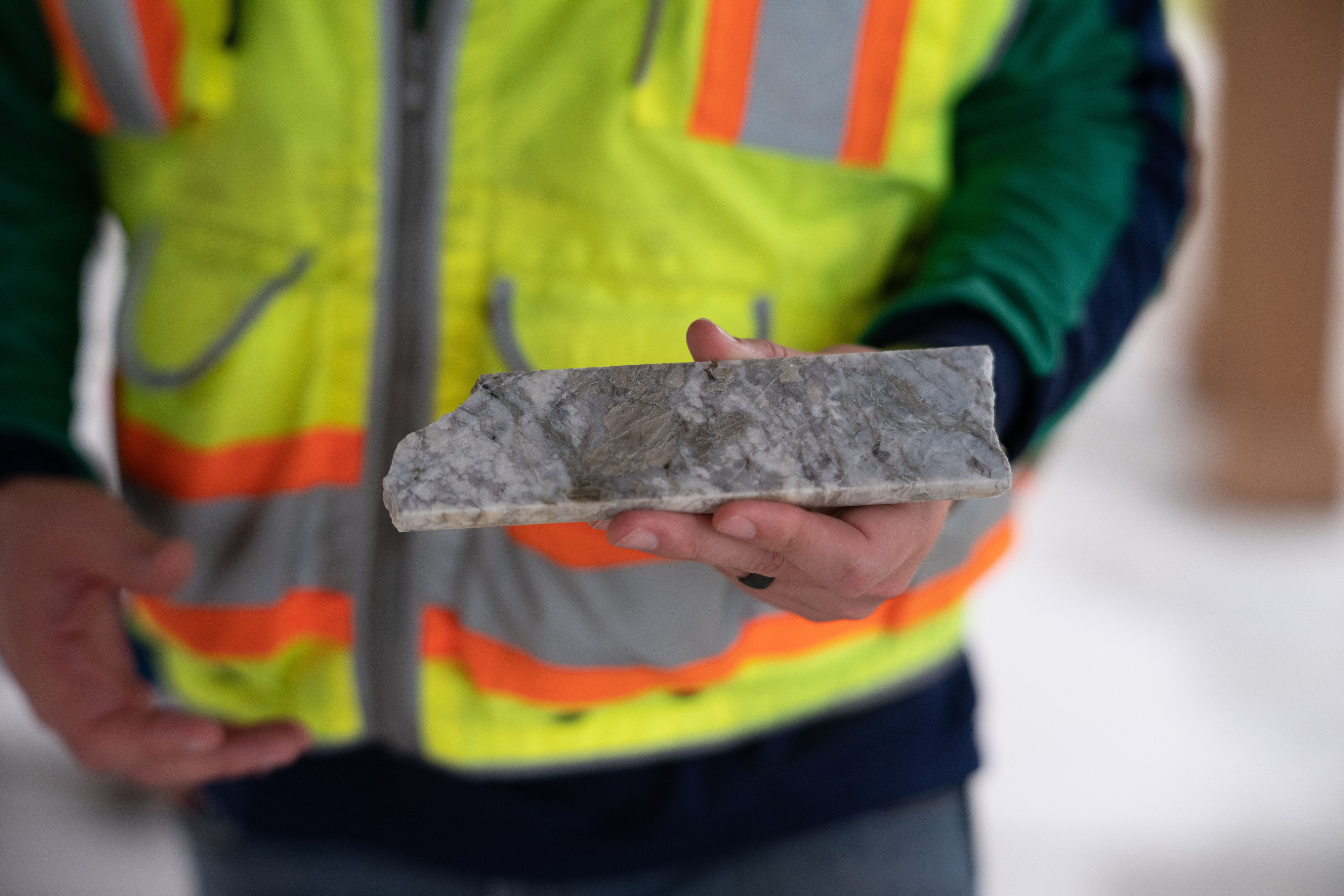 A geologist with a polished core sample showing raw materials that are typically extracted during lithium mining operations at the Albermarle mine in Kings Mountain, North Carolina, U.S., on Aug. 10, 2022. Photo: Bloomberg