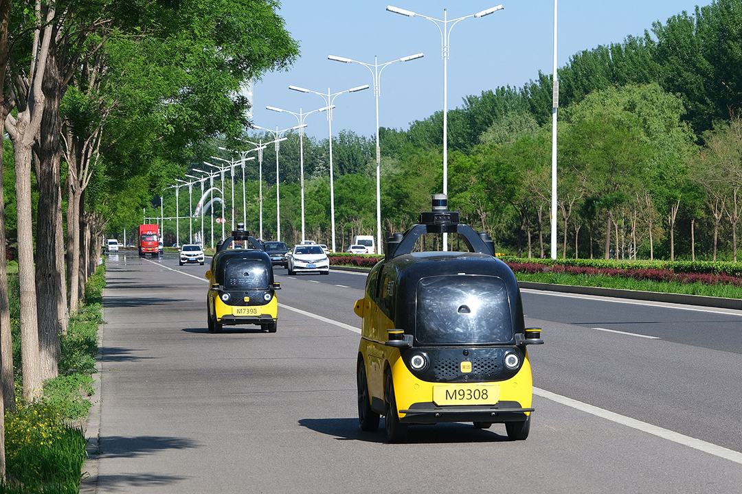 Several unmanned delivery vehicles are tested on Baima Road in Beijing on May 7, 2024. Photo: VCG