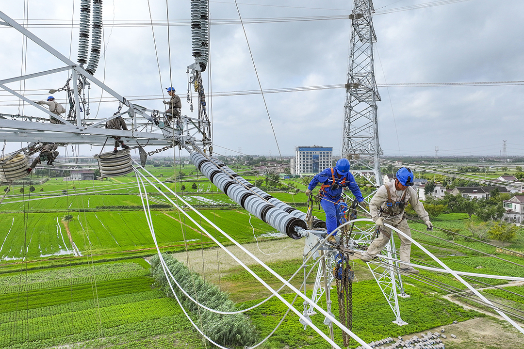 Electricity workers set up power lines on Friday in Taizhou, East China’s Jiangsu province. Photo: VCG